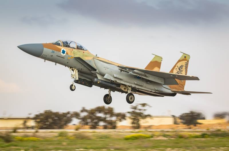 Истребитель F-15 ВВС Израиля совершил аварийную посадку