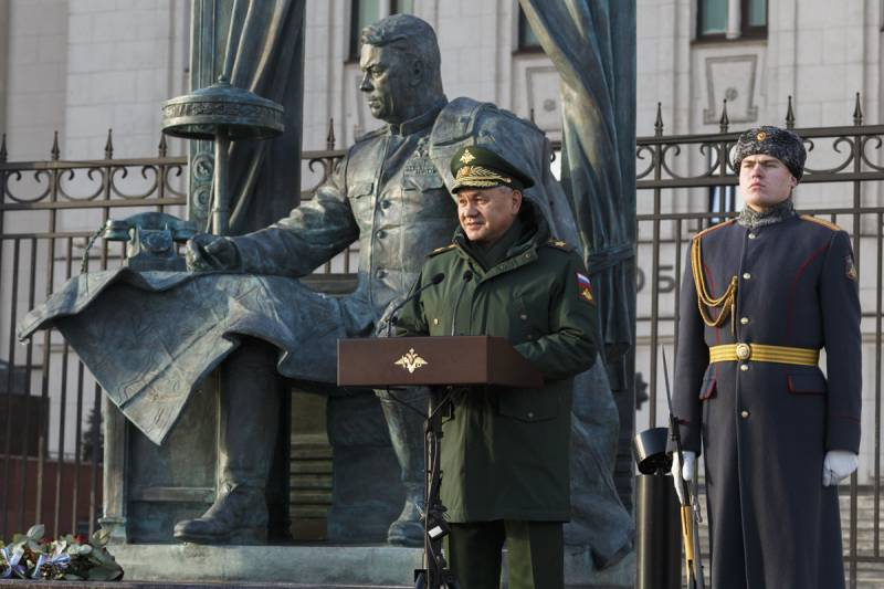 Памятник маршалу Советского Союза Александру Василевскому установили у здания Минобороны России