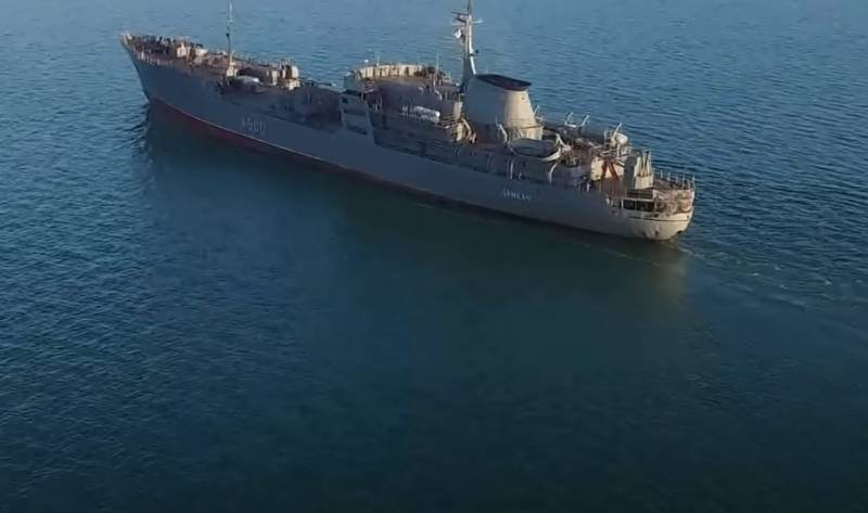 Не реагирующий на предупреждения корабль ВМС Украины направляется к Керченскому проливу