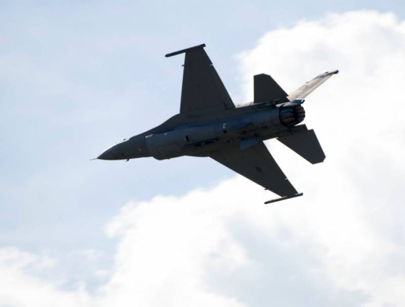 F-16 ВВС США осуществил неконтролируемый сброс подвесных топливных баков и совершил аварийную посадку в Японии