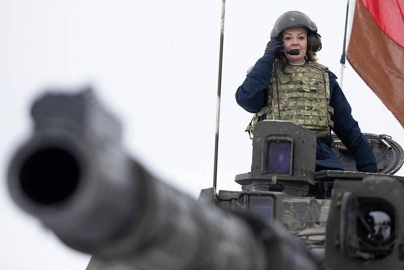 «Собралась остановить Путина, вызвав у него приступ смеха»: в прессе Британии иронизируют над фото главы МИД на танке в Эстонии