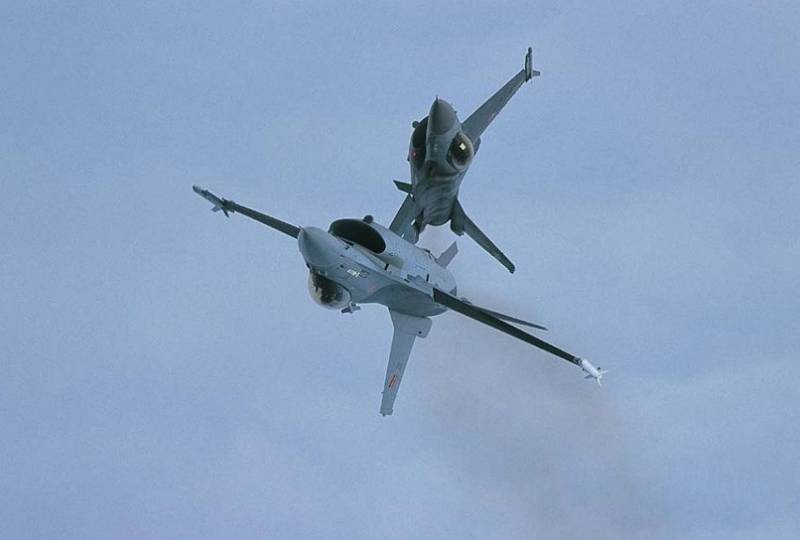 Истребители F-16 ВВС Бельгии проводят тренировочные полеты на малой высоте над Эстонией