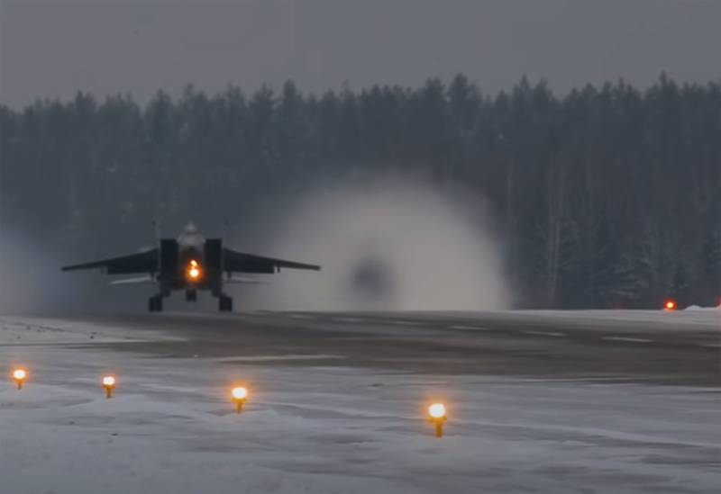 Под Новгородом МиГ-31 выкатился за пределы взлётно-посадочной полосы