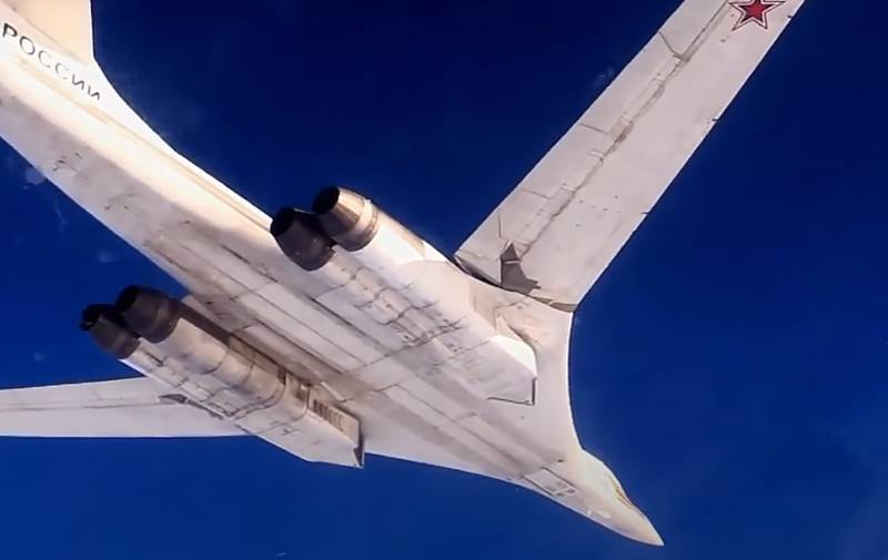Стратегические бомбардировщики Ту-160 ВКС РФ выполнили длительный полёт в арктических широтах