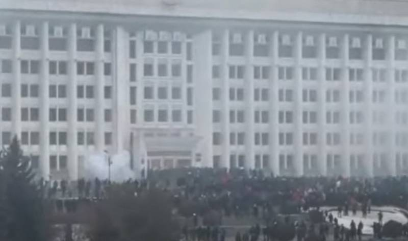 Участвующие в столкновениях с полицией протестующие захватили здание акимата Алматы