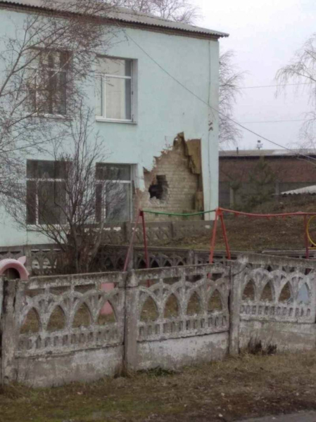 Уцелевшие стеклопакеты и плафоны: кадры после «обстрела» детского сада в Станице Луганской вызвали вопросы