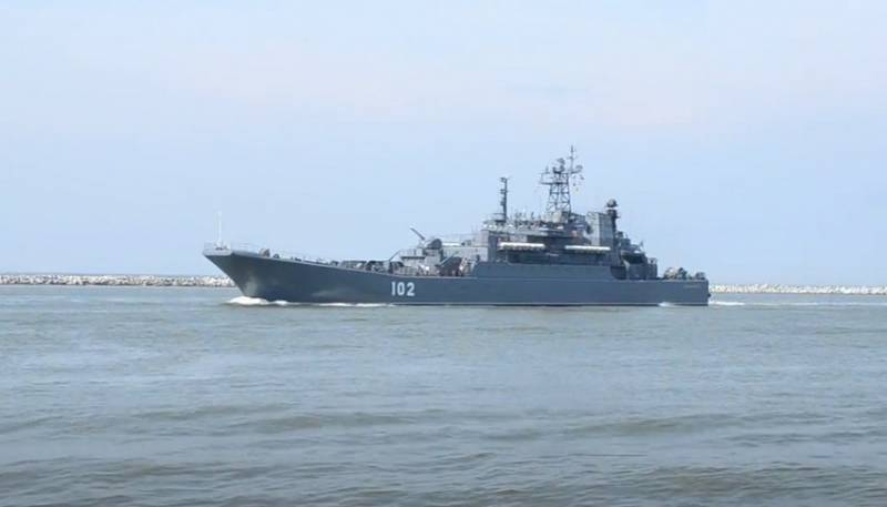 Группа российских БДК вошла в пролив Босфор, направляясь в Чёрное море