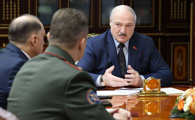 Лукашенко предложил вооружить часть сотрудников МЧС республики