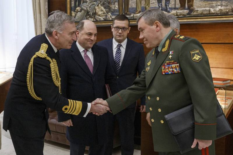 Рукопожатие министров обороны России и Британии состоялось на фоне полотна с союзниками у поверженного Рейхстага