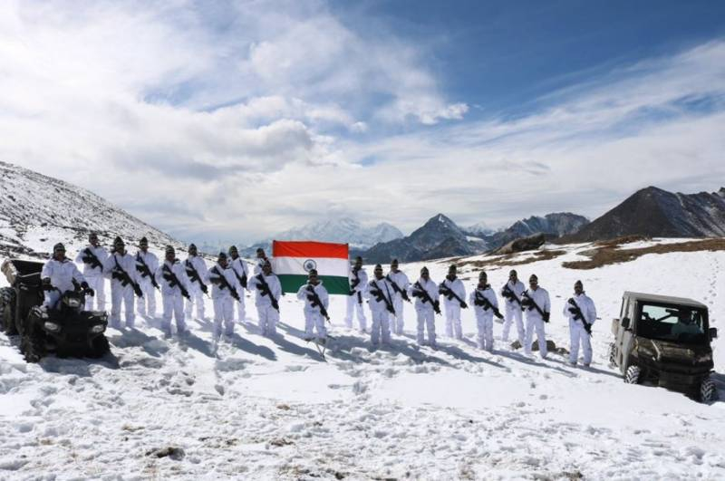 Семь индийских военнослужащих погибли под снежной лавиной на северо-востоке страны